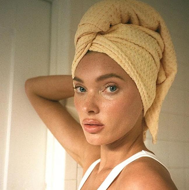 Elsa Hosk después de lavarse el pelo.